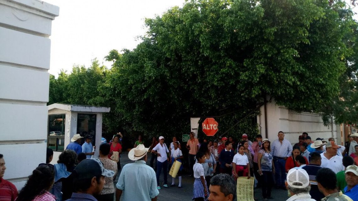 Habitantes del Tamesí hacen plantón en CFE exigen servicio a luz