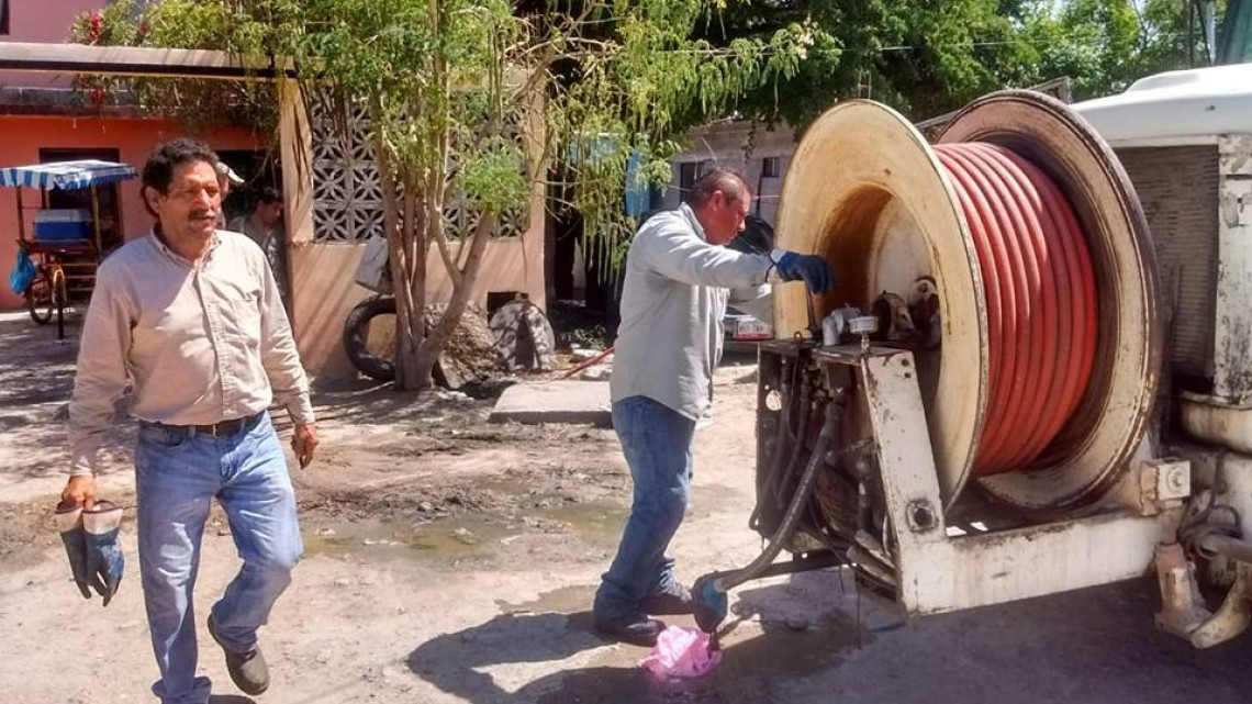 Comapa trabaja con equipo vactor