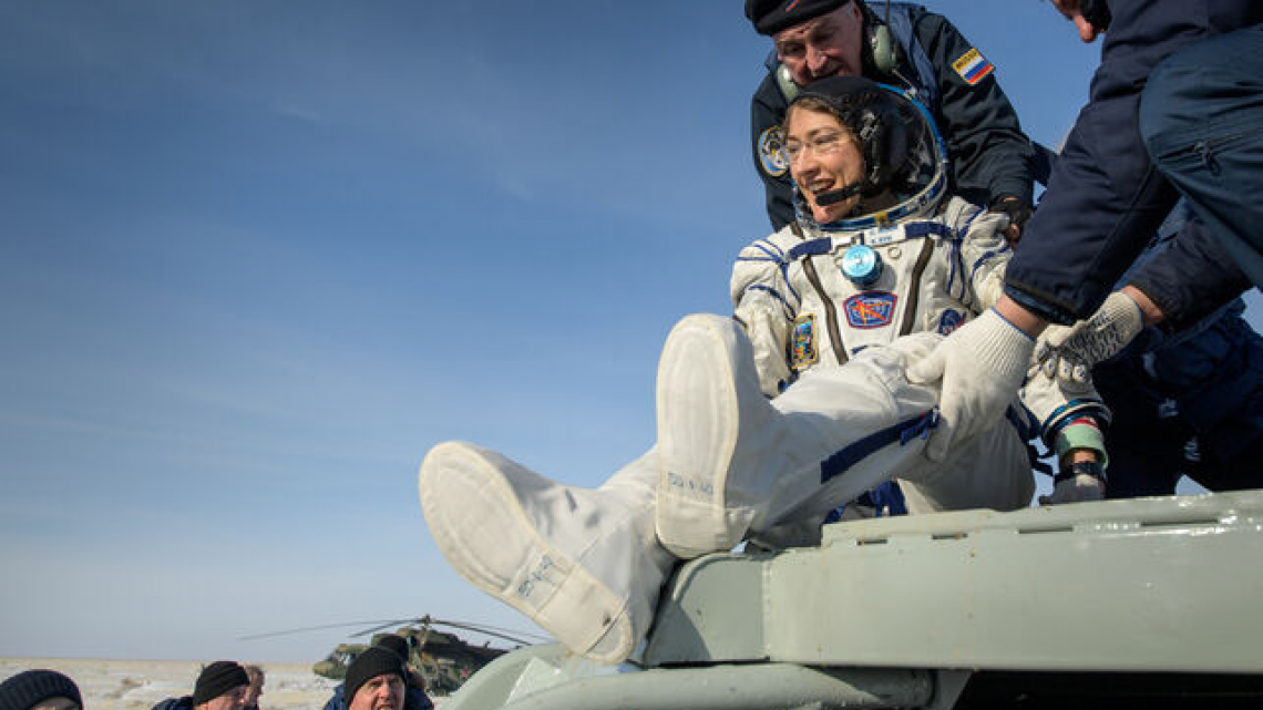 Astronauta Christina Koch impone récord