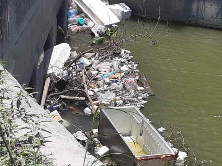 Continúan con tiro de desechos en el canal Rodhe