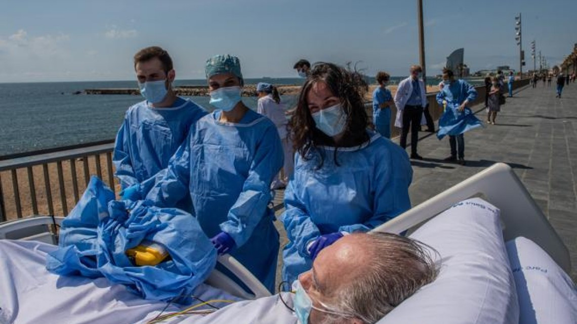 ¡Frente al mar! Médicos celebran recuperación de pacientes en playa de Barcelona