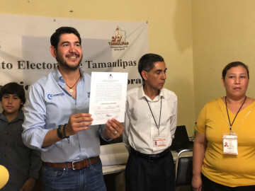 Recibe Héctor Escobar constancia de mayoría