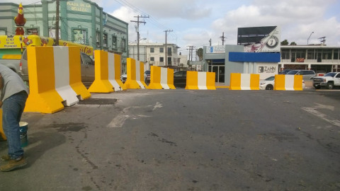 Ante tanto abuso, colocan grandes barreras en los accesos del puente viejo