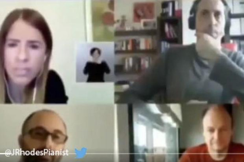 Hombre utiliza una foto suya para fingir que está en atento en una videollamada