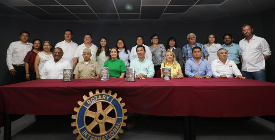 Entregan Mario López y Marsella Huerta  4 mil libros bilingües para nivel primaria