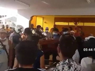 Persona despierta dentro del ataúd camino al cementerio