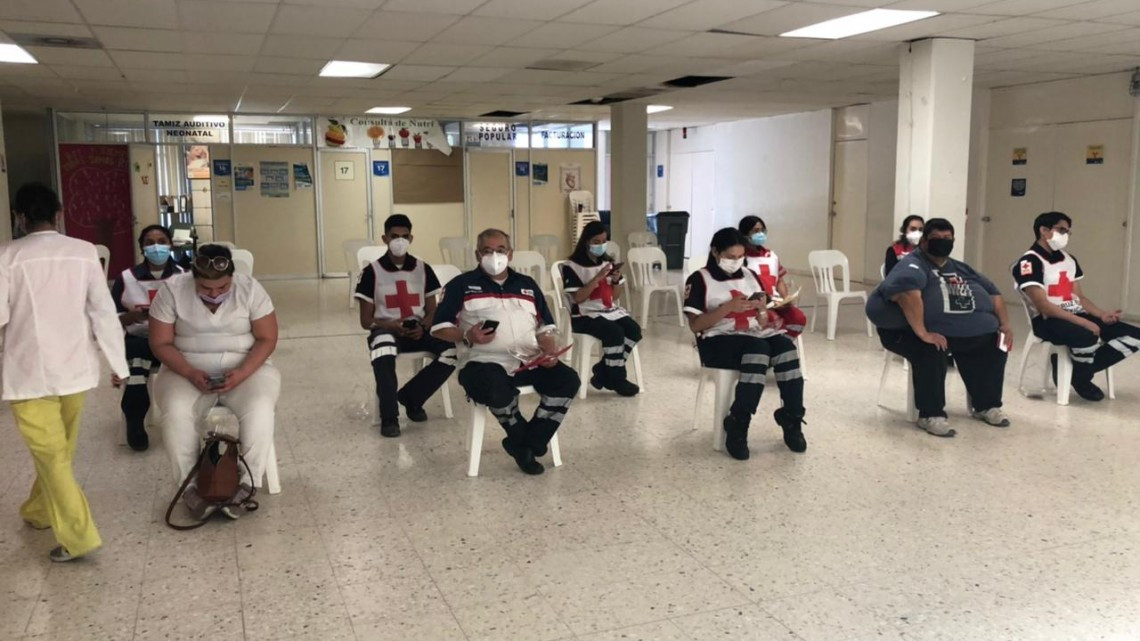 Acude personal médico de otros municipios a vacunarse en el Hospital General 