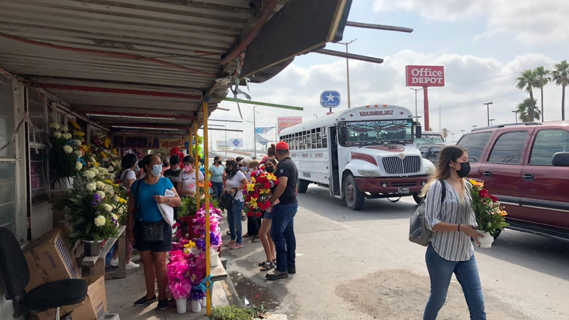 Reciben panteones afluencia controlada en Día de las Madres