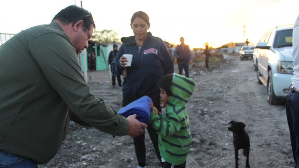 Elementos de la SSP llevan juguetes a los niños de zonas vulnerables y reparten cobijas y alimentos para mitigar el frío