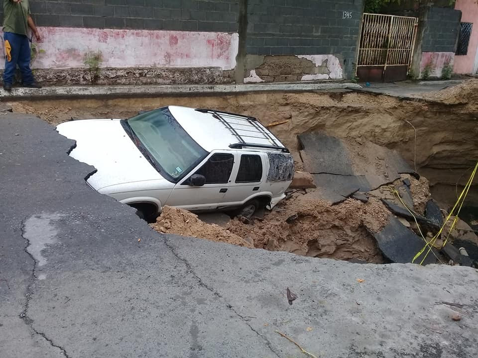 Registran hundimientos por lluvias