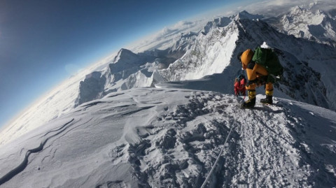 Asciende a 10 alpinistas muertos en el Everest