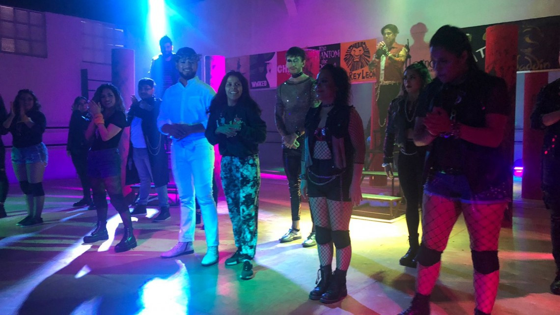 Pandemia no frena teatro, convierten salón de clases en escenario