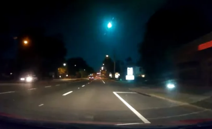 Captan momento en que meteorito cae en Florida