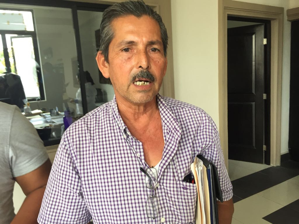 Detienen construcción de barda en mercado de mariscos 