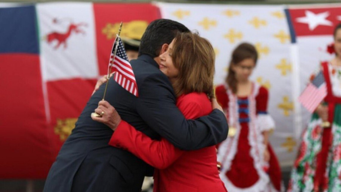 Abrazo de hermanad en el puente internacional Juárez-Lincoln