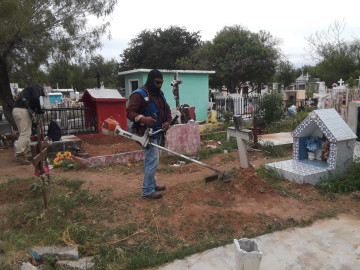 Realizan limpieza en panteones municipales, se reportan listos para Día de Muertos