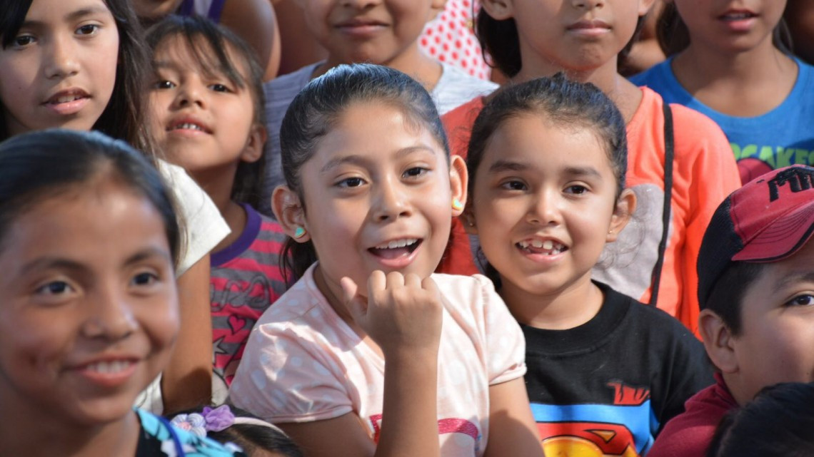 Festejan miles de niños su día con Maki