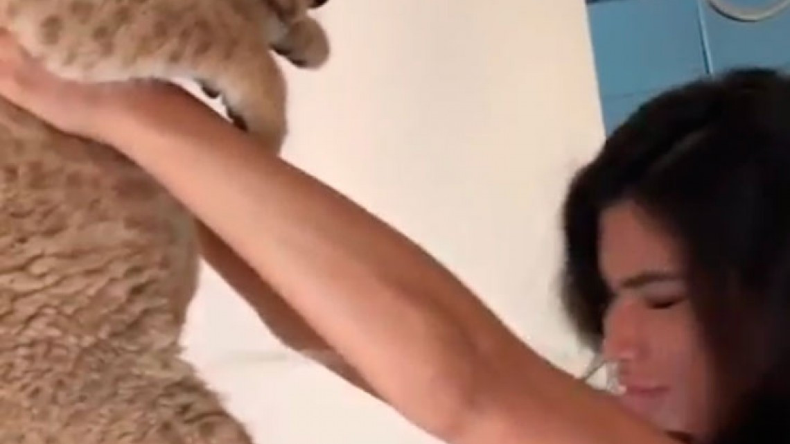 Modelo rusa es orinada por su cría de león