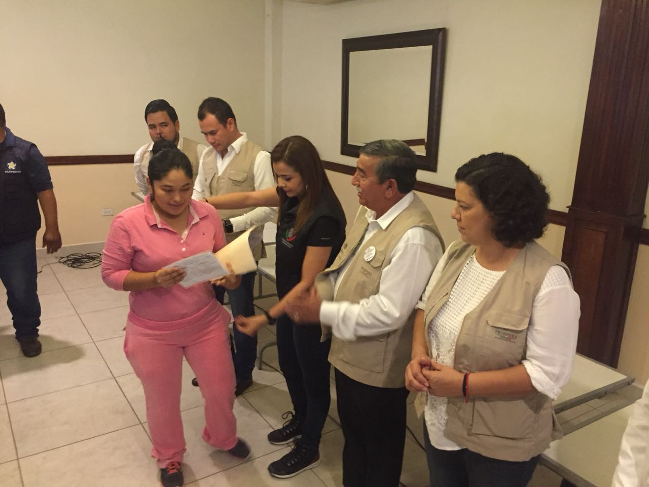 Entregan kits de información y trajeras Bansefi a mujeres Prospera