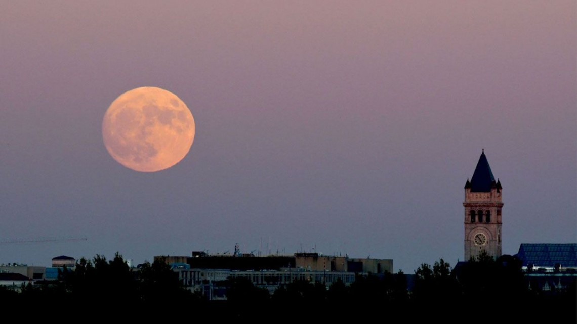 Super Luna Rosa regala grandes postales alrededor del mundo 