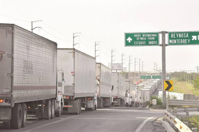 Sufren transportistas doble aumento de peaje