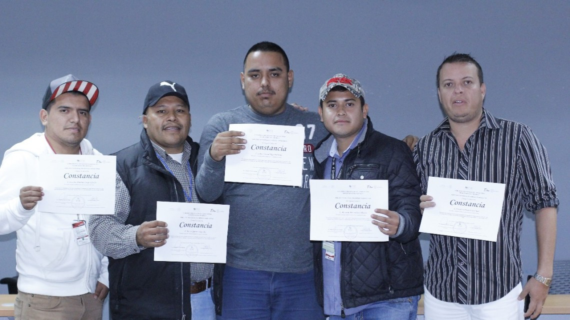 Motivados alumnos por asistir a clases y talleres