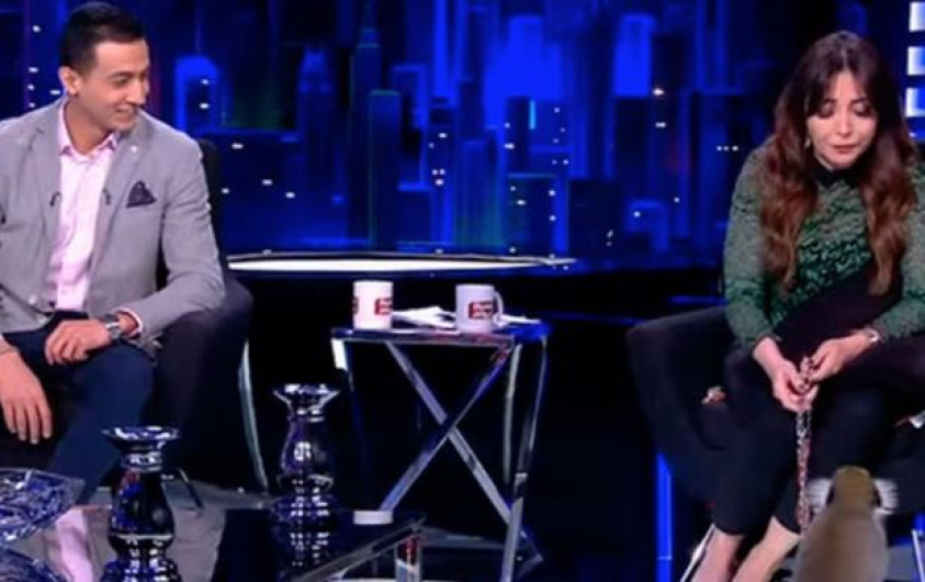 Presentadora huye de entrevista luego de que mono la atacara en vivo