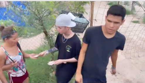 Natanael Cano regala dinero en las calles de Hermosillo 