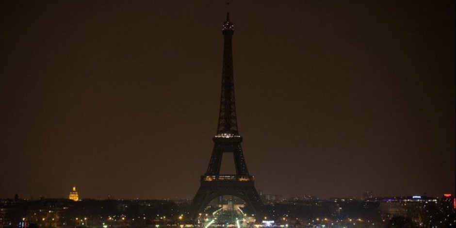 La Torre Eiffel apaga sus luces en solidaridad con las víctimas de Beirut