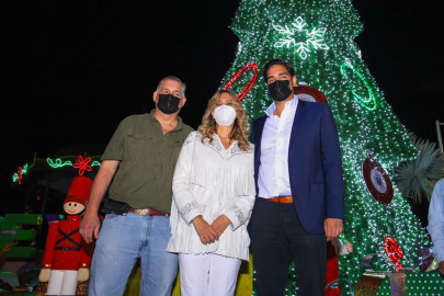 Familias de Reynosa disfrutan encendido del pino y los arreglos navideños, con la llegada de la navidad