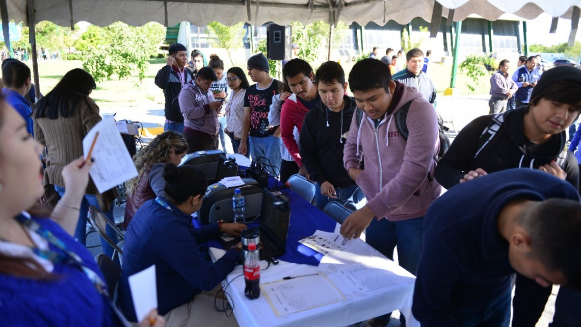 Acercan a estudiantes de UT módulo con ofertas de empleo