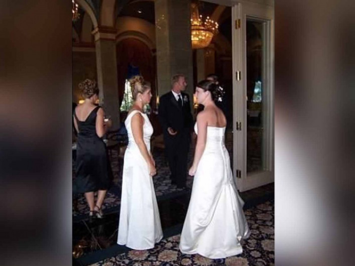 Suegra llega ¡con vestido de novia a la boda!