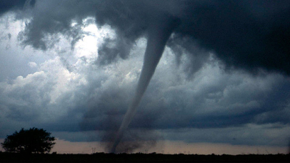 Torbellino de agua atraviesa San Remo, Italia