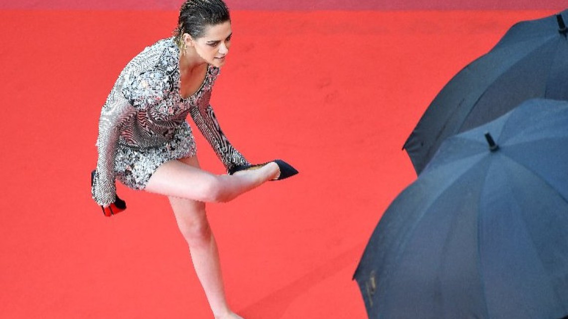 Kristen Stewart camina descalza en la alfombra roja de Cannes
