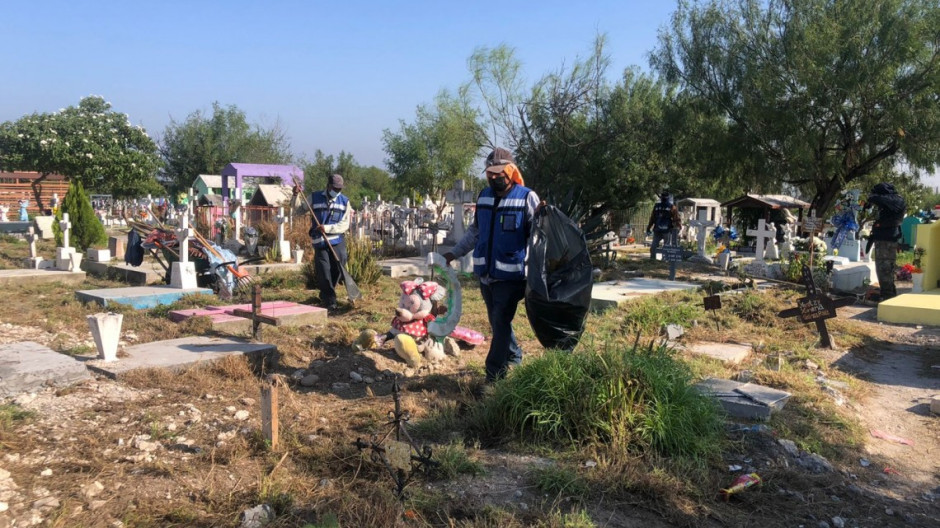 Supervisa trabajos de limpieza en panteón municipal "Sagrado Corazón"
