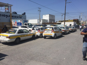 Autoridades aseguran taxis robados 