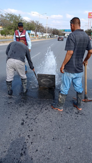Sondea COMAPA líneas de agua potable para mejorar presión