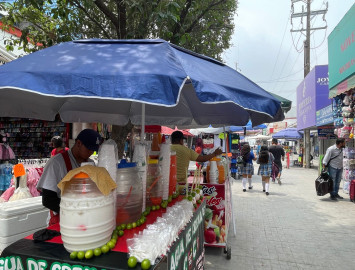 Vendedores ambulantes ajustan horarios ante ola de calor