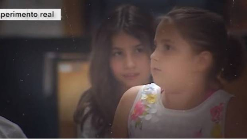 Niña defiende a su compañera por tener 2 papás