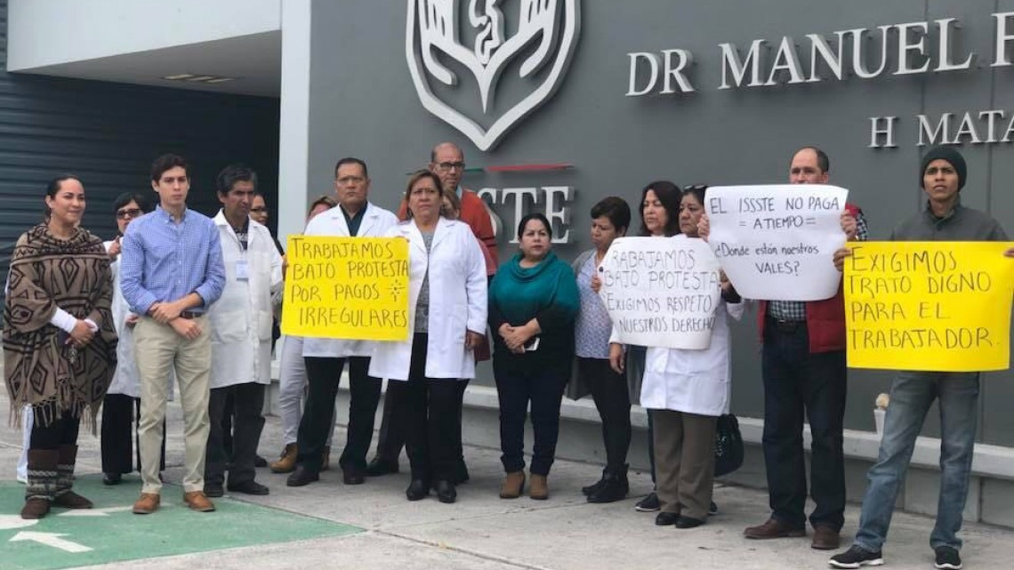 Empleados del ISSSTE exigen bonos navideños 