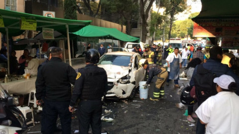 Hombre arrolla a personas en un tianguis