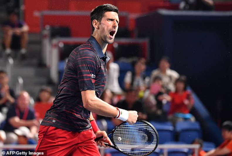 Novak Djokovic avanza a los cuartos de final de Tokio