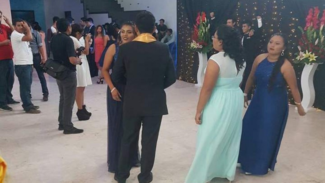 Indignan imágenes de muro en graduación