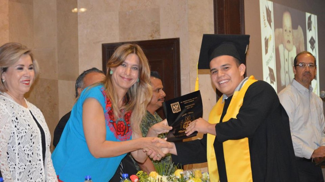 Alcaldesa felicita a graduados de la preparatoria José de Escandón