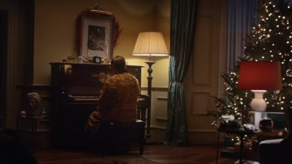 El comercial navideño de Elton John