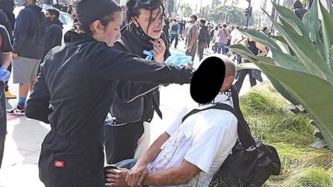 Captan a Halsey y Yungblud curando a heridos en protestas en Los Ángeles 