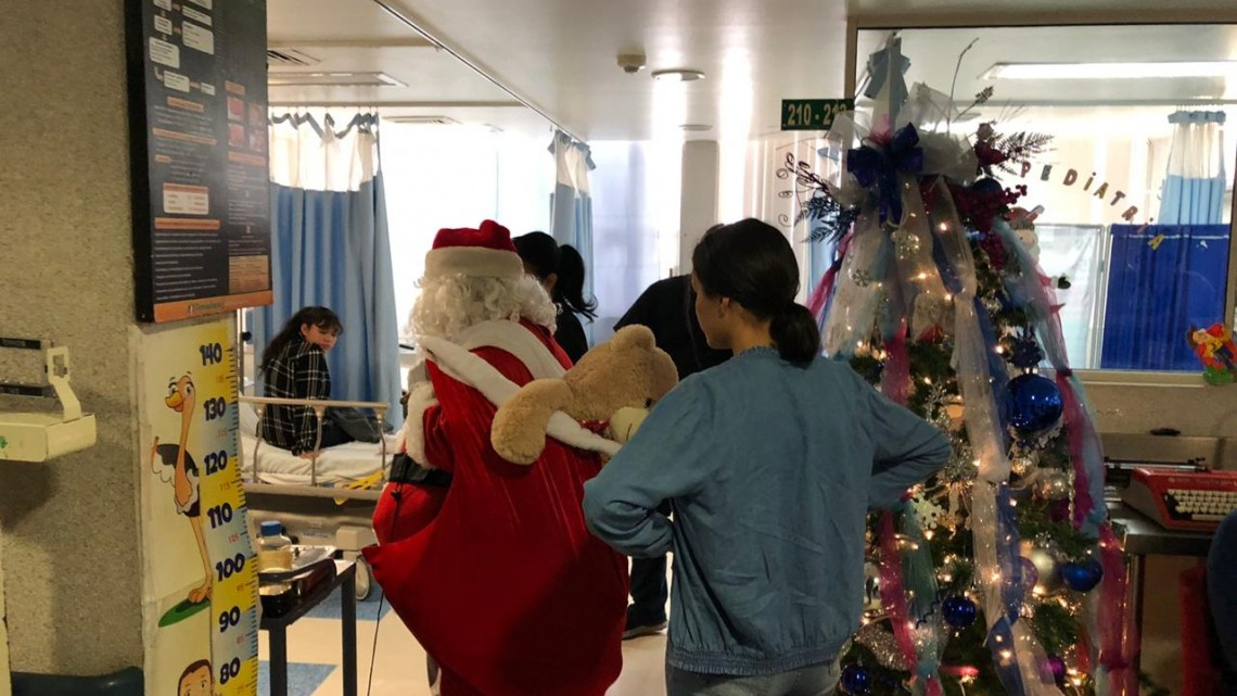 Regala juguetes a niños de escasos recursos 