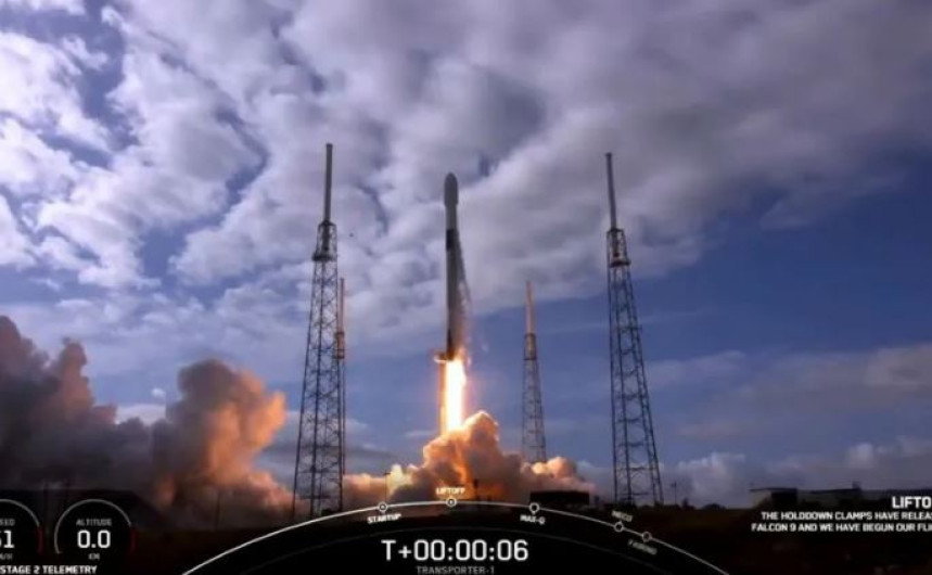 Lanza Space X 143 satélites en un sólo cohete 