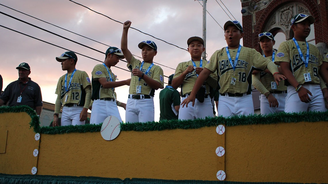 Equipos desfilan previo al arranque de la Serie Mundial LL