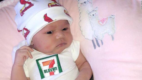 7-Eleven becará a bebé nacida el 07/11